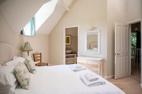 Ένα ή περισσότερα κρεβάτια σε δωμάτιο στο Deer House at Underley Estate