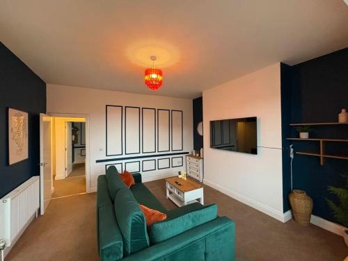 A television and/or entertainment centre at Spacious 2 Bed Apartment in Central Margate