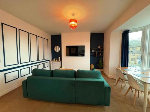A seating area at Spacious 2 Bed Apartment in Central Margate