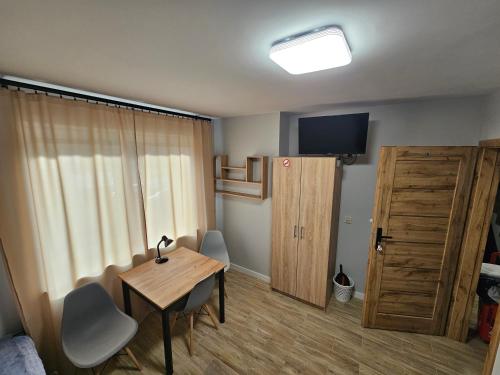 Μια τηλεόραση ή/και κέντρο ψυχαγωγίας στο Pokoje do wynajęcia- tanie noclegi, blisko TARGI KIELCE, Jaworznia 160