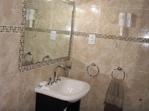 a bathroom with a sink and a mirror at La casa de los Abuelos in Costa del Este