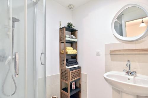 un bagno con lavandino e specchio di Le Mont Servin - Entre Rennes et St-Malo a Lanhélin