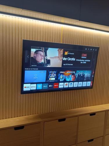 TV a/nebo společenská místnost v ubytování 2 bedroom large modern apartment in Blanes Old Town 50m from the beach!