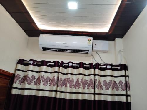 een kamer met verwarming en een gordijn voor het raam bij Maa tulsi guest house in Ayodhya