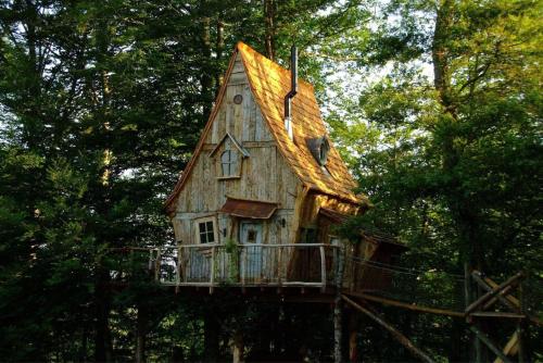 ein Baumhaus mitten im Wald in der Unterkunft La Ferme des Histoires Mélangées in Sexcles