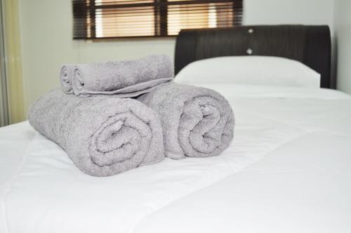 Llit o llits en una habitació de Putra Villa Short Stay Apartment KL