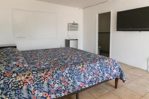 Postel nebo postele na pokoji v ubytování Antigua Motel by OYO Tampa US - 41