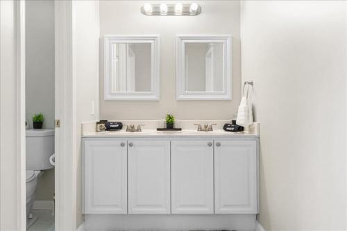 ein weißes Badezimmer mit Waschbecken und Toilette in der Unterkunft Home in National Harbor Area in Accokeek