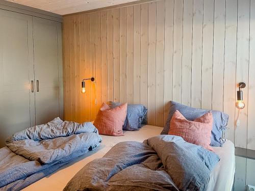 Postel nebo postele na pokoji v ubytování Enjoy The Calm Setting Of This Cozy Family Cabin