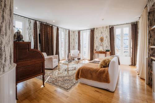 1 dormitorio con cama y piano en Grand Hotel Soleil d'Or, en Megève