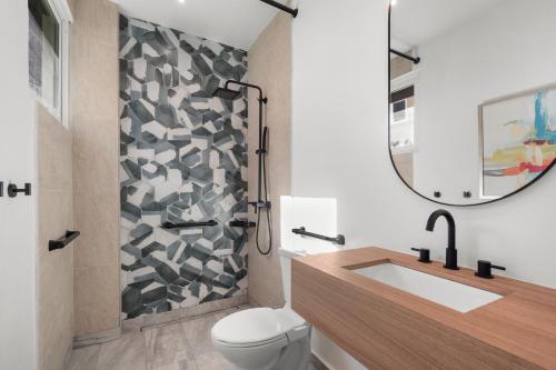 圣胡安Casa Placita Hotel的浴室里有马桶、洗手池和镜子。