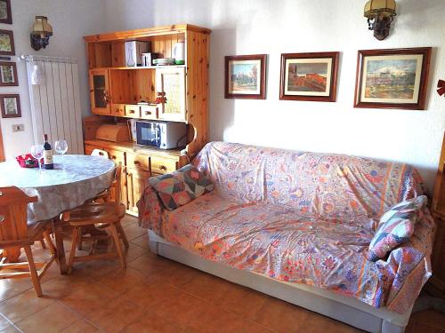 un soggiorno con un divano e un tavolo di La casetta di Rivisondoli a Rivisondoli