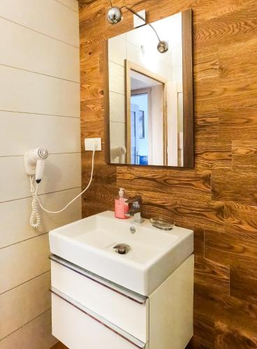 a bathroom with a white sink and a mirror at Tysiąclecia 11/1 in Piechowice