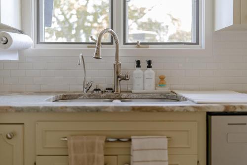 Fotografie z fotogalerie ubytování Evergreen Lodge v destinaci Benton Harbor