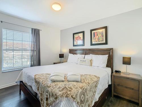 En eller flere senge i et værelse på Cozy Townhouse with Private Pool in Kissimmee