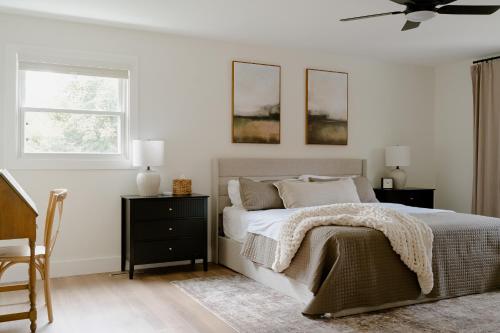 Postel nebo postele na pokoji v ubytování Evergreen Lodge