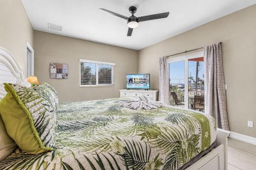 Кровать или кровати в номере Where Big Memories Begin, A Coastal Escape for All - Beach House on Bayview - Roelens