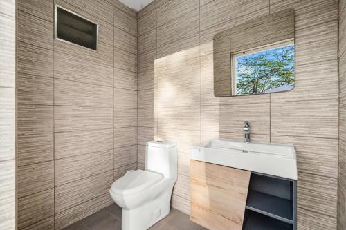 ein Badezimmer mit Toilette und Waschbecken in der Unterkunft Monserat 33Q in Palm-Eagle Beach