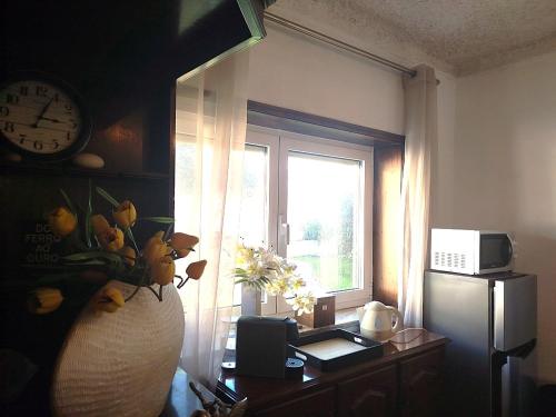 una stanza con un orologio e un vaso su una scrivania di Chambres d'Hôtes La Casa Losa a Esposende