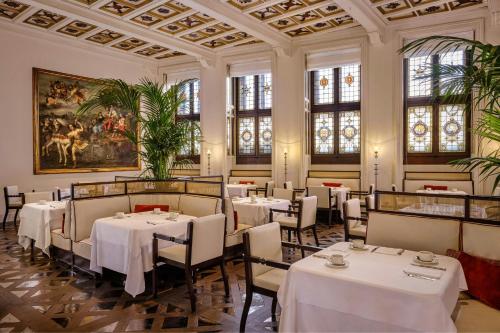 En restaurant eller et andet spisested på The Excelsior, a Luxury Collection Hotel, Florence