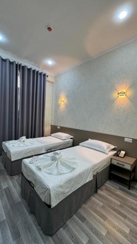 Ένα ή περισσότερα κρεβάτια σε δωμάτιο στο AR Hotel