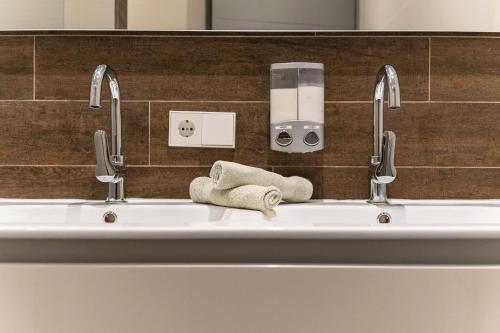 Jan ThielにあるVilla Sol Paraisoの洗面台(蛇口2つ、タオル付)