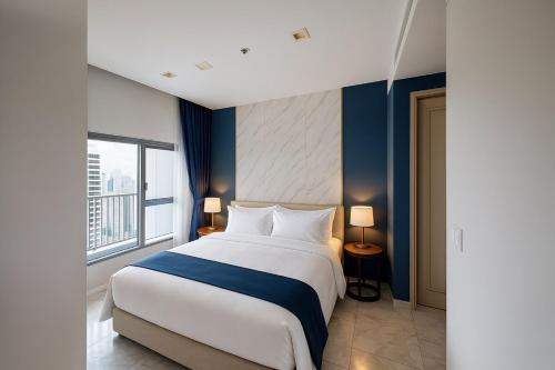 En eller flere senge i et værelse på Hyde Sukhumvit11 Stylish Suite in Nana and BTS