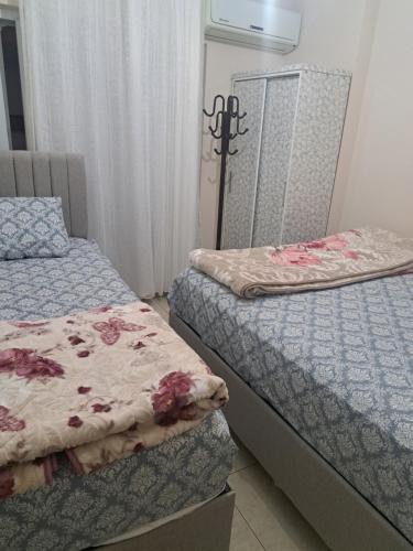 Ένα ή περισσότερα κρεβάτια σε δωμάτιο στο MEHMET's HOME