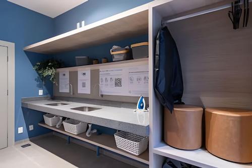 kuchnia ze zlewem i blatem w obiekcie Casa Mauá by Cris Borriello w mieście Rio de Janeiro