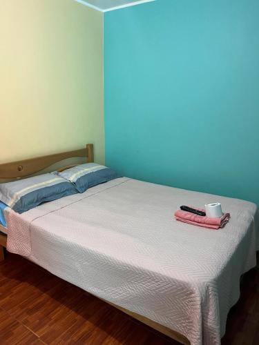 ルナウアナにあるHospedaje Cesarのベッド(上部にカップ付)