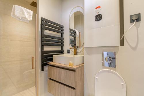 a bathroom with a sink and a mirror at Résidence moderne avec appartements lumineux et rénovés aux portes de Lyon in Écully
