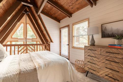 ein Schlafzimmer mit einem Bett und einem großen Fenster in der Unterkunft Acorn Falls, Bass Lake, Ca in Bass Lake