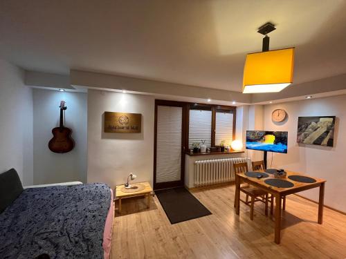 En eller flere senge i et værelse på Apartament MATI