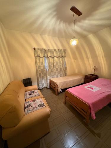 ein Zimmer mit zwei Betten und einer Couch in einem Zelt in der Unterkunft Cute house 