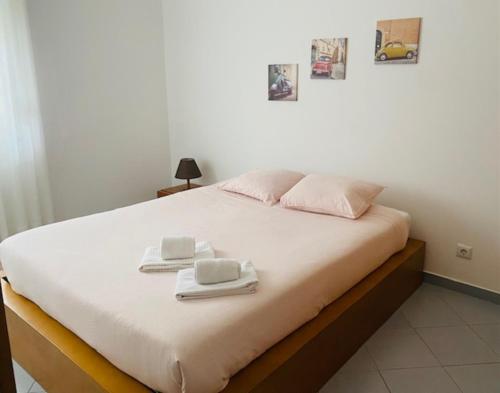 una camera da letto con un letto con due asciugamani sopra di SwordFish Fortress View a Peniche