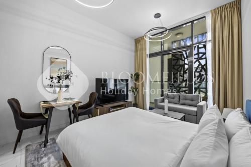 Bloomfields Executive STU The Gate Masdar في أبوظبي: غرفة نوم بها سرير ومكتب ومرآة