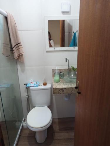 Ένα μπάνιο στο Casa independente com espaço gourmet