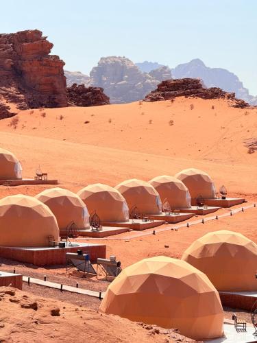 un gruppo di tende nel deserto di Rolx wadi rum a Wadi Rum