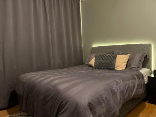 Postel nebo postele na pokoji v ubytování Central Oslo - Deluxe Queen Bedroom in Majorstuen Bogstadveien Shopping