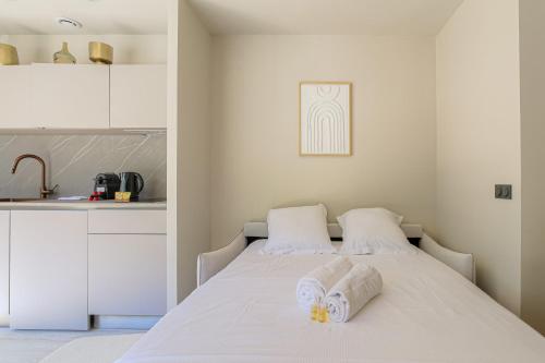 a bedroom with a bed with two towels on it at Résidence moderne avec appartements lumineux et rénovés aux portes de Lyon in Écully