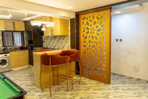 アブジャにあるHapton wuse llのキッチン(テーブル、バースツール付)