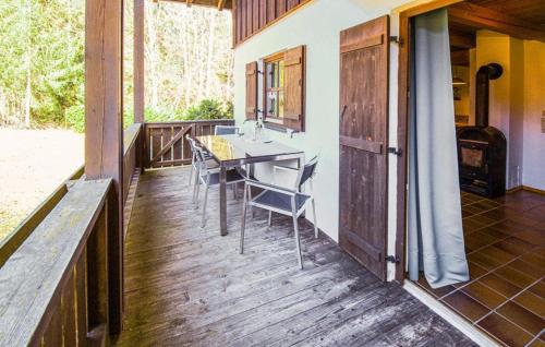 雷根Ferienhaus Alexandra的一个带桌椅的房屋门廊