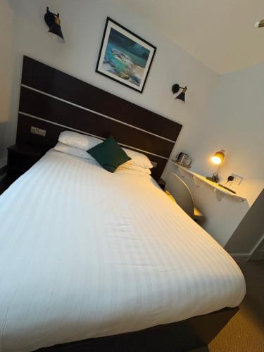 Postel nebo postele na pokoji v ubytování Best Western Ebbw Vale