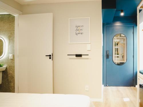 Apê Itaim Bibi - Soft Opening في ساو باولو: غرفه بسرير وباب ازرق