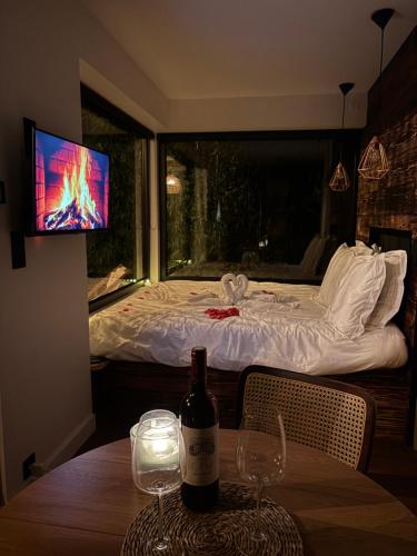 Televiisor ja/või meelelahutuskeskus majutusasutuses EXCLUSIVITE Lodge haut de gamme avec bain nordique privatif au bord du canal à 1h15 de Paris