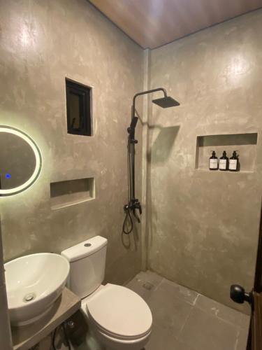 Et badeværelse på Astra Tourist Inn