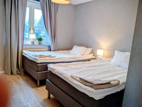 Ένα ή περισσότερα κρεβάτια σε δωμάτιο στο Stylish & comfortable 3-sleeps apartment near Katrineholm Centre