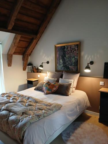 Ένα ή περισσότερα κρεβάτια σε δωμάτιο στο Gîte du Milan royal