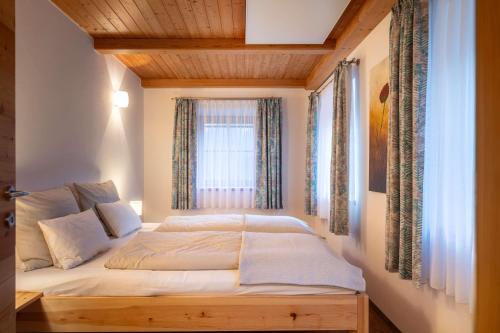 una cama en una habitación con ventana en Schmied in Oberdrum, en Oberlienz