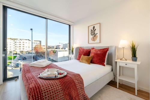 Ένα ή περισσότερα κρεβάτια σε δωμάτιο στο Spacious Light-Filled Flat with Garage by HostWise